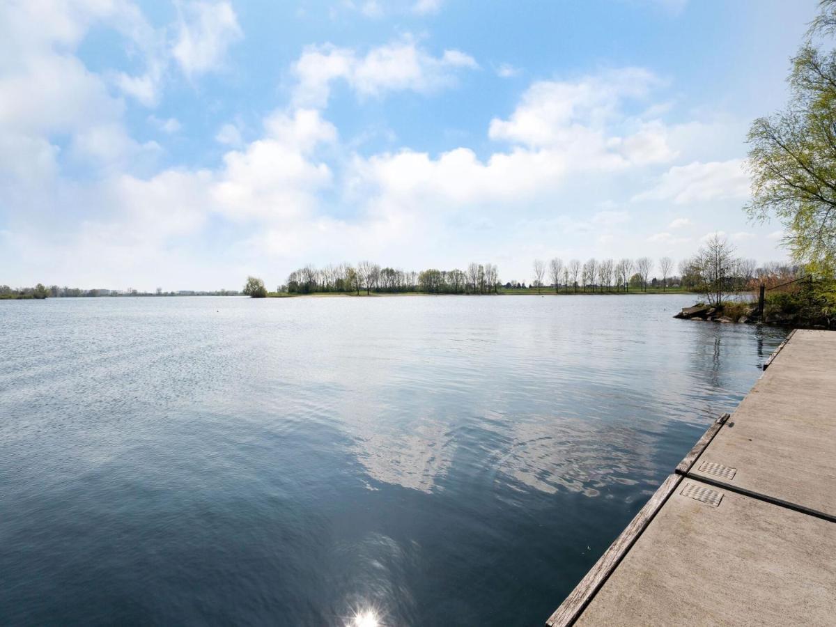 Fantastic Watervilla In Kerkdriel At The Zandmeren Lake Bagian luar foto
